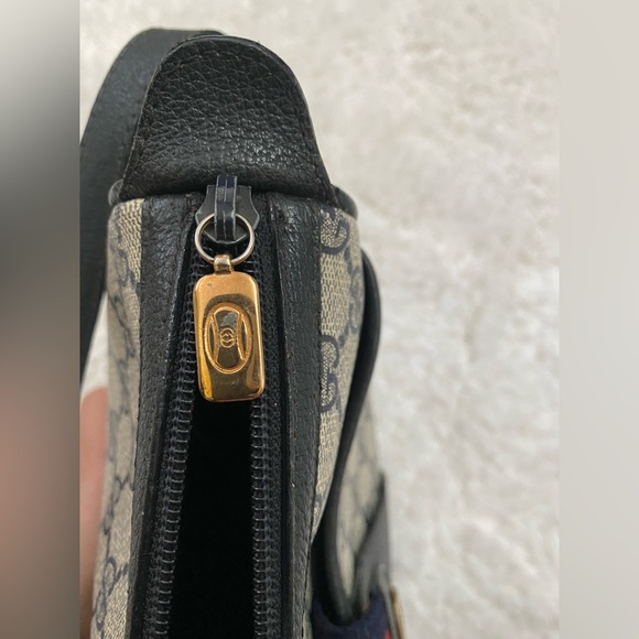 Gucci Vintage Crossbody Bag - Picture 4 of 15